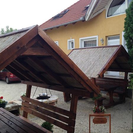 Viola Vendeghaz Bed & Breakfast Pápa Exterior foto
