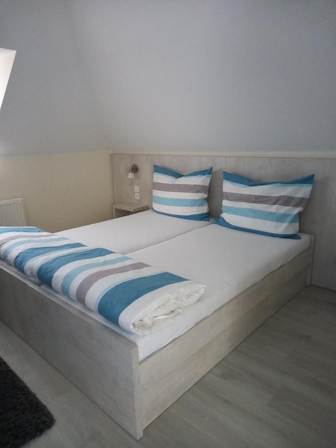 Viola Vendeghaz Bed & Breakfast Pápa Exterior foto