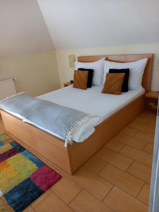 Viola Vendeghaz Bed & Breakfast Pápa Exterior foto