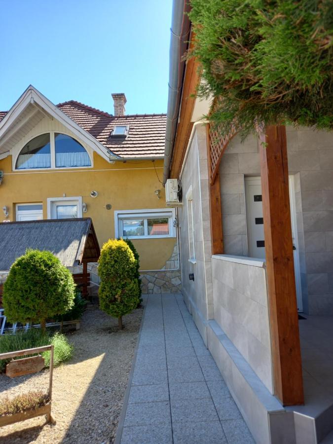 Viola Vendeghaz Bed & Breakfast Pápa Exterior foto