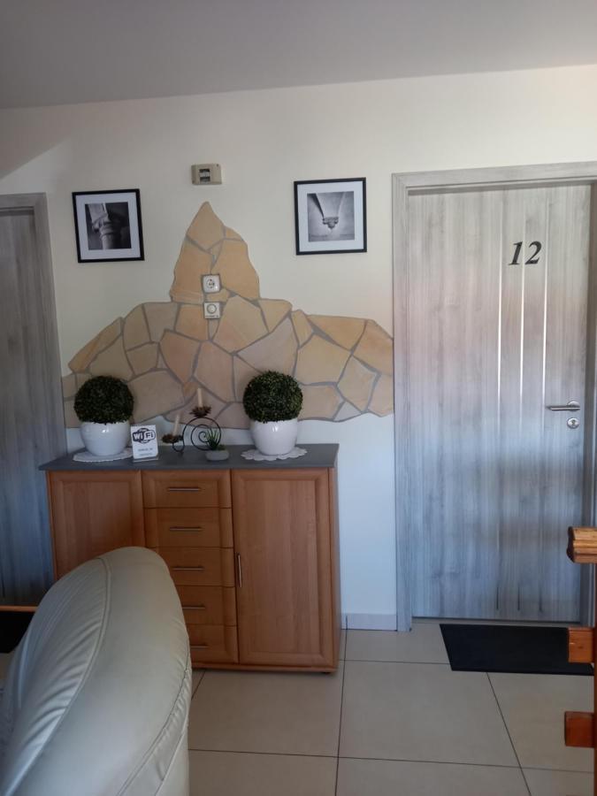 Viola Vendeghaz Bed & Breakfast Pápa Exterior foto