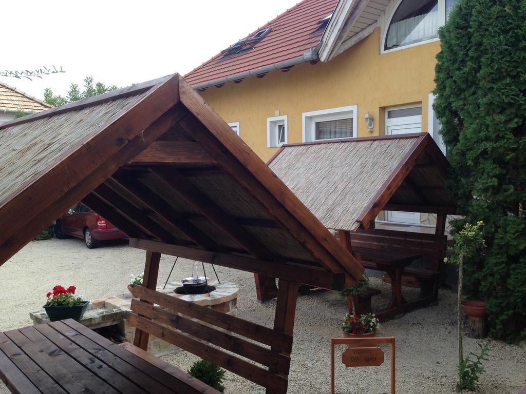 Viola Vendeghaz Bed & Breakfast Pápa Exterior foto