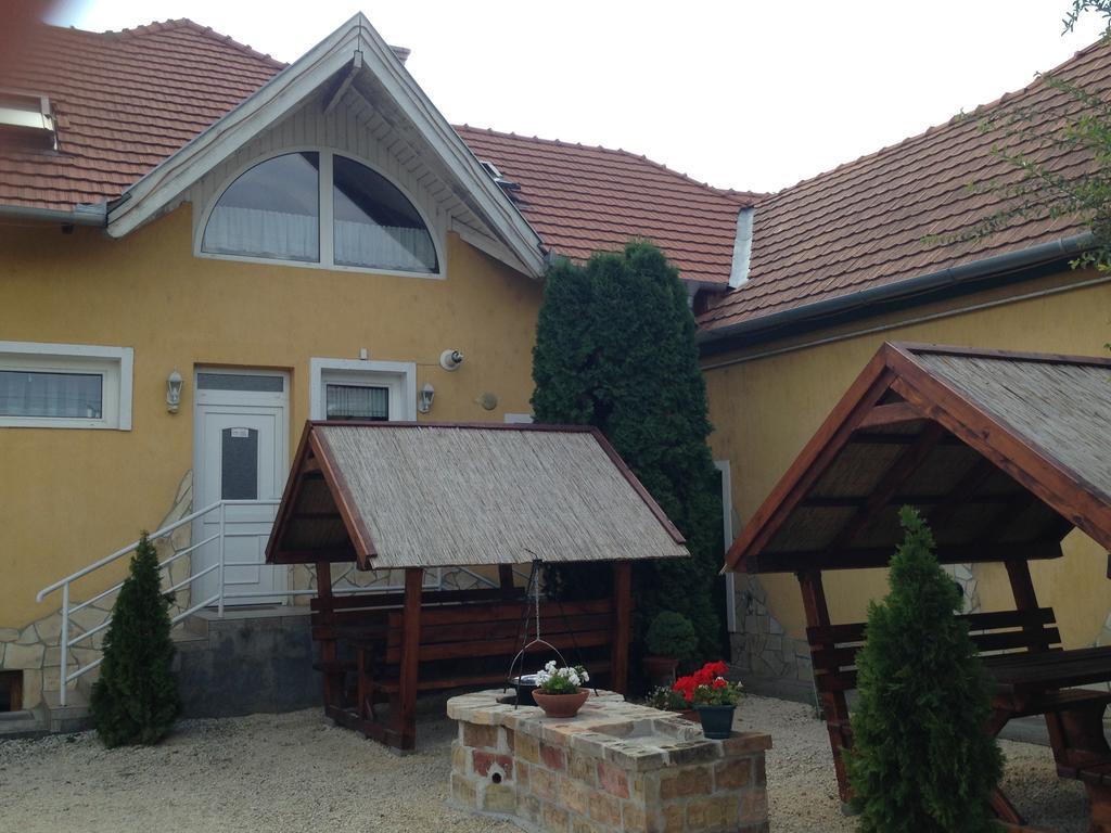 Viola Vendeghaz Bed & Breakfast Pápa Exterior foto
